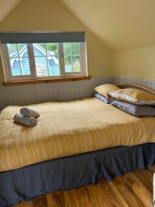 1 dormitorio con 2 camas y ventana en 1Lochness glam lodges, en Inverness