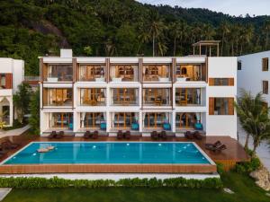 uma vista aérea de um hotel com uma piscina em X-Sea Khanom Harbor Bay Resort em Khanom