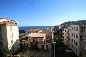 vista su una città con edifici e sull'oceano di 53 Solaro Apartments a Sanremo