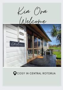 een bord aan de zijkant van een huis bij Cosy in central Rotorua in Rotorua