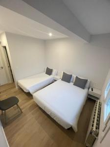 A bed or beds in a room at Habitaciones Arrisal