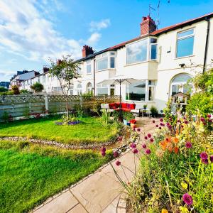 una casa con un jardín delante de ella en Liverpool - Cosy Jazzy Beach Home! en Waterloo