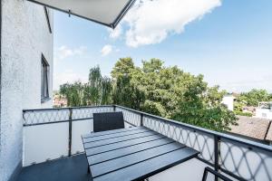 een balkon met een tafel en een stoel erop bij Cooldis 6 !Gratis Parken, Free Parking! in Kreuzlingen