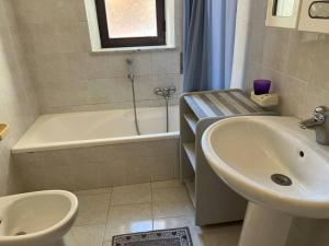A bathroom at Casa Viola di Maria Gabriella, San Vito a 25 minuti da Costa Rey e Villasimius