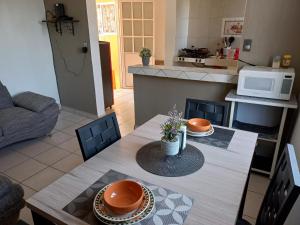 een keuken en een eetkamer met een tafel en stoelen bij Nice apartamento. 5 minutos del aeropuerto. in Mexico-Stad