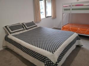 Ліжко або ліжка в номері 2 Bedrooms Plus Garage on Te Awa Cycleway