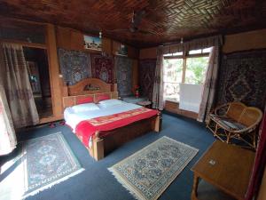 1 dormitorio con 1 cama en una habitación con alfombras en THE Bombay Heritage Group of House boat en Srinagar