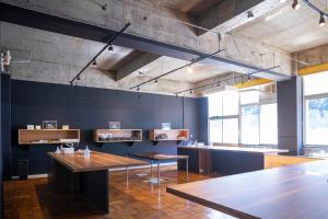 島田市にあるGlamping&Port結の青い壁の客室で、木製のテーブルが備わります。