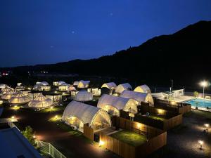 岛田Glamping&Port結的一群晚上的圆顶建筑
