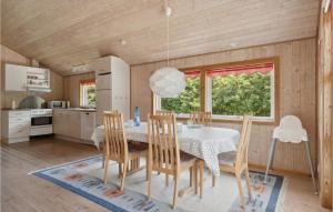 een keuken en eetkamer met een tafel en stoelen bij Beautiful Home In Vggerlse With Kitchen in Bøtø By