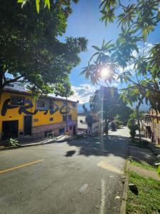 una calle frente a un edificio amarillo en PRADO DOWNTOWN, en Medellín
