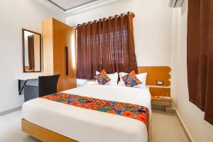 um quarto de hotel com uma cama e uma janela em FabExpress Grand View em Bangalore