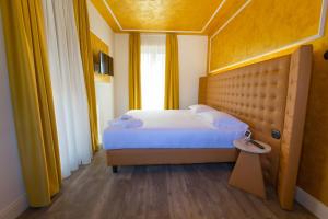 una camera con un letto e una grande finestra di Hotel Al Campanile - Luxury Suites & Apartments a Baveno