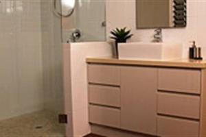 y baño con lavabo y espejo. en Zama - Wongaling Beach - Beachfront Townhouse, en South Mission Beach