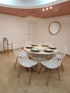 ein Esszimmer mit einem Tisch und Stühlen in der Unterkunft Oasi Sul Golfo in Su Forti