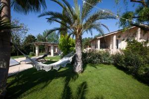 een hangmat in een tuin naast een huis bij Floresia-Your Apulian Experience in Conversano