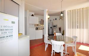 een keuken en eetkamer met een tafel en stoelen bij Nice Home In Torreilles With Kitchen in Torreilles