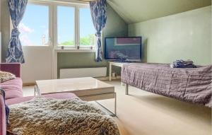 een woonkamer met een bank en een tv bij Awesome Home In Stord With Wifi And 4 Bedrooms in Stord
