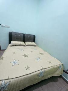 łóżko z kocem z gwiazdami w obiekcie Bauk View Homestay w mieście Batu Lima