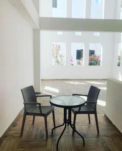 2 sillas y una mesa en una habitación en Mare Naxia Hotel, en Naxos Chora