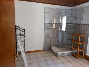 uma casa de banho com uma cabina de duche em vidro e uma escada. em La Maison de Charlie Les 2 Alpes em Les Deux Alpes