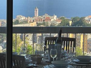 Výhľad na mesto Bastia alebo výhľad na mesto priamo z apartmánu