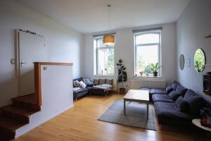 sala de estar con sofá y mesa en Ferienhaus Erna, en Doberlug-Kirchhain
