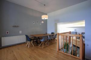 - une salle à manger avec une table et des chaises dans l'établissement Ferienhaus Erna, à Doberlug-Kirchhain