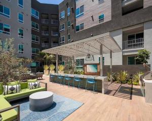 a patio with chairs and a bar in a building at Huge 2bd Apt Near Disneyland &Anaheim Conv Center 3Tofv in Anaheim