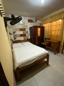 1 dormitorio con 1 cama con aoustic en Hostal Yahuarcaca en Leticia
