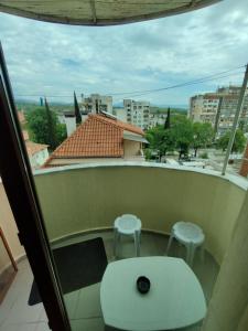 - Balcón con aseo y 2 taburetes en LianaApartament en Sandanski