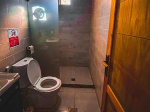 La petite salle de bains est pourvue de toilettes et d'un lavabo. dans l'établissement Wadi Rum Aviva camp, à Wadi Rum