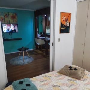 聖地亞哥的住宿－Departamento Santiago Centro，一间卧室配有一张床和一张书桌