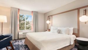 Postel nebo postele na pokoji v ubytování Fairfield Inn & Suites by Marriott Reno Sparks