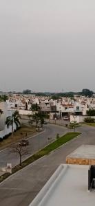 vistas a una ciudad con una calle y edificios en Puerta Dorada country, en Villahermosa