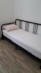 2 Betten mit weißer Bettwäsche und einem rosa Kissen in der Unterkunft Apartman Lapis Fructus in Pridraga
