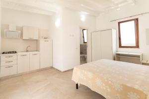 Кровать или кровати в номере Appartamenti Costanza