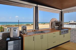 مطبخ أو مطبخ صغير في דירה על הים בנהריה LENNY TZIPORA by alta galilea