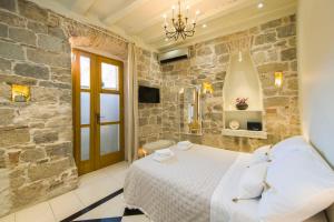 - une chambre avec un lit et un mur en pierre dans l'établissement Hidden Luxury Residence 2BR with terrace, à Split