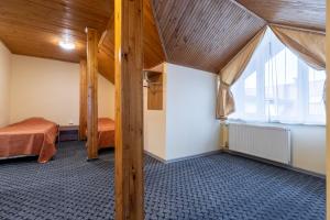 um quarto com duas camas e uma janela em Morena em Klaipėda