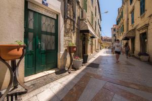 une personne marchant dans une rue avec une porte verte dans l'établissement Hidden Luxury Residence 2BR with terrace, à Split
