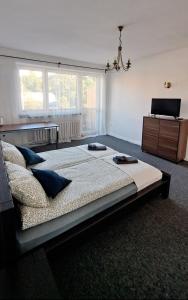 sypialnia z dużym łóżkiem z poduszkami w obiekcie Apartamenty I Pokoje TK w mieście Gdynia