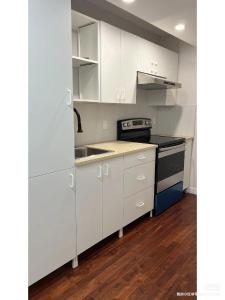 Cuisine ou kitchenette dans l'établissement Lily room near golf and banff costco newly renovated queen size bed Single bathroom sofa TV