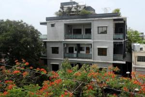 un edificio de apartamentos con una antena encima en Stay10 Premium Service Apartments en Indore