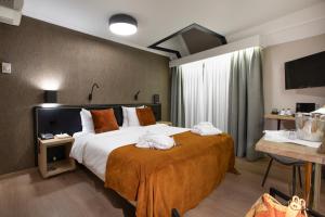 Postel nebo postele na pokoji v ubytování Hotel Quartier Latin