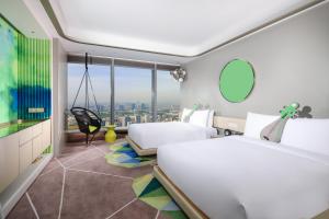 1 dormitorio con 2 camas y ventana grande en W Suzhou - Jinji Lake en Suzhou