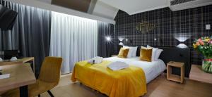 Postel nebo postele na pokoji v ubytování Hotel Quartier Latin