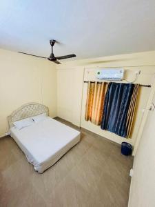 מיטה או מיטות בחדר ב-OYO Flagship Relax Inn