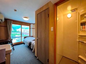 Habitación de hotel con cama y ventana en Fukiya, en Gero