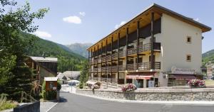 un edificio al lado de una montaña en Spacieux T2 à 100m des pistes & WIFI ultra rapide, en Saint-Chaffrey